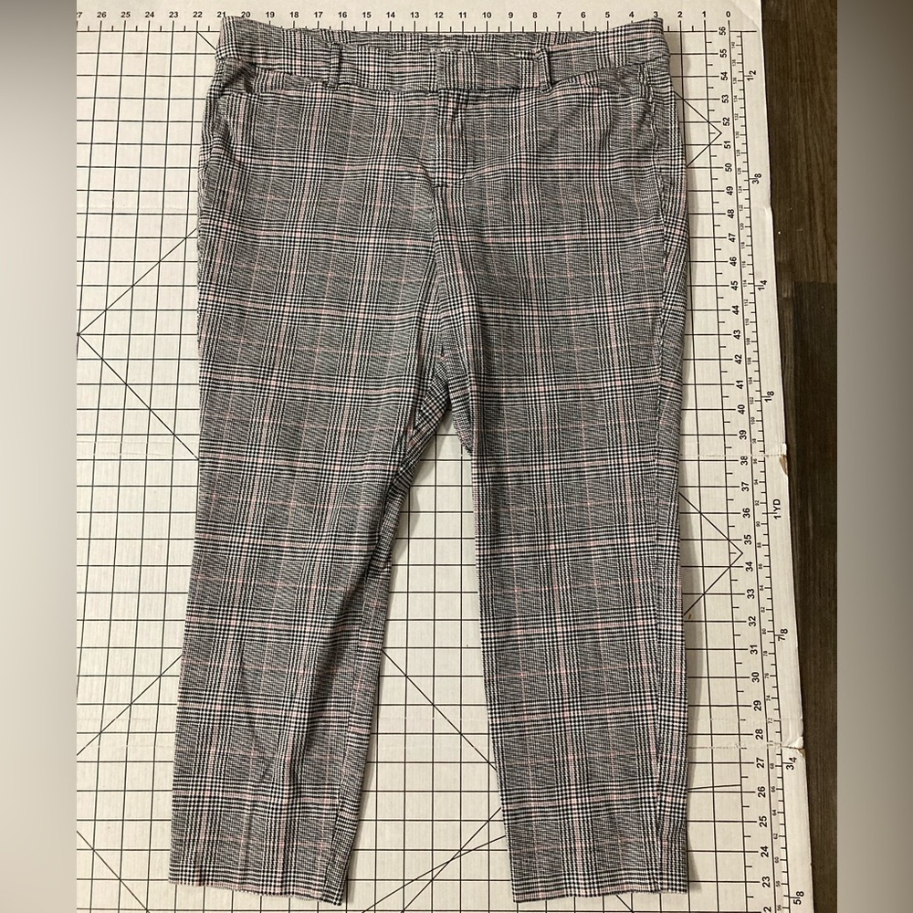 Old Navy Women’s Size 16 Black/White/Pink Pixie Ankle‎ Pants